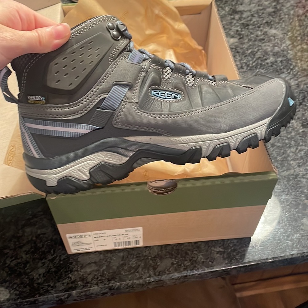NEW Keen Women’s Targhee III Mid Waterproof Hiking boots